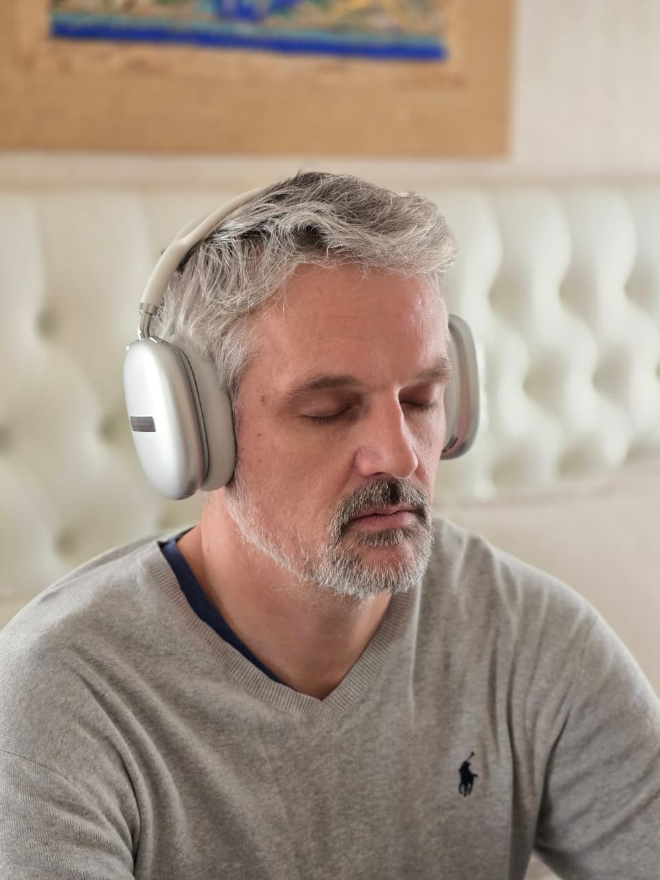 Persona usando los audífonos NeuroSinc