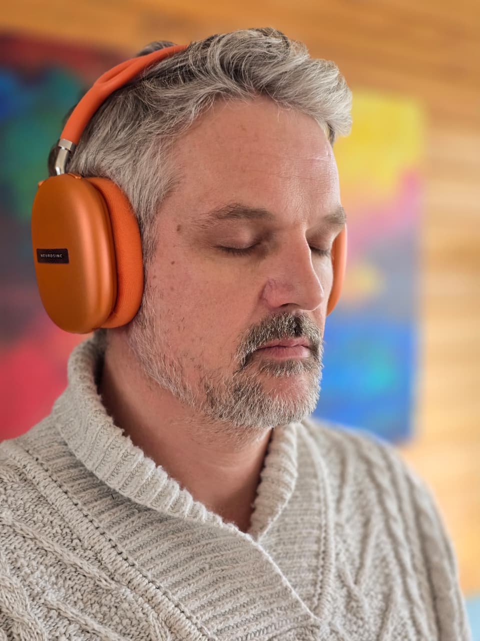 Persona usando los audífonos NeuroSinc